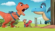 Erst als es Blitz (hi.) mit ein bisschen Unterstützung von Biscuit (vo.li.) gelingt, den großen Spinosaurus in die Flucht zu schlagen, fasst er endlich den Mut, sich mit Miguels Röntgenmaschine untersuchen zu lassen.