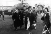 Freiwillige Helfer und Bundeswehrsoldaten retten Menschen auch mit dem Einsatz von Hubschraubern aus überfluteten Stadtteilen. In der Nacht vom 16.auf den 17.02.1962 brachen auf hamburgischem Gebiet an 60 Stellen die Deiche. Vom Orkan aufgepeitschte Wassermassen überfluteten mehr als ein Sechstel des Stadtgebietes. Bei der großen Sturmflutkatastrophe starben 315 Menschen, davon alleine 200 in dem Hamburger Stadtteil Wilhelmsburg.