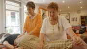 Im "Zentrum für Geistiges Heilen" sollen Menschen allein durch Kraft der Gedanken geheilt werden: Anne Hübner und Tanja Aeckersberg praktizieren bei Rabea Westarp das Handauflegen.