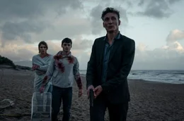 Lobeck (Oliver Masucci, re.) besch&uuml;tzt Miki (Aaron Hilmer) und seine Mutter Nikola (Anja Kling) nach dem &Uuml;berfall