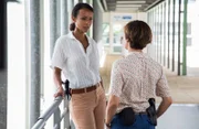 Mélissa Sainte-Rose (Sonia Rolland, l.) und Gaëlle Crivelli (Beatrice de la Boulaye, r.) ermitteln zusammen in einem Mordfall. Ein Mann wurde tot aufgefunden. Mélissa und Gaëlle decken nach und nach die Geheimnisse des Toten auf. Ein Familiendrama beginnt.
