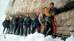 Gabe Walker (Sylvester Stallone, re.) wird von den Gangstern gezwungen, die abgest&uuml;rzten Geldkoffer zu finden.