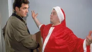 Schmidt (Walter Sittler, li.) ist völlig genervt von dem ganzen Weihnachtsrummel. Erst recht, weil er zuschauen muss, wie Tim (Oliver Reinhard) sich in Weihnachtskostüme zwängt...