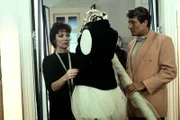 Mit dem Botiquenbesitzer Maurice Bernard (Amadeus August) ist Evelyn von Guldenburg (Iris Berben) eine geschäftliche Partnerschaft eingegangen.