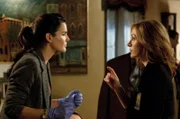 Alle bisher gefundenen Spuren deuten darauf hin, dass es Detective Jane Rizzoli (Angie Harmon, l.) und Dr. Maura Isles (Sasha Alexander) mit dem berühmt-berüchtigten Serientäter 'der Chirurg' zu tun haben. Denn dessen makabres Markenzeichen ist die Verwendung eines Skalpells.