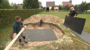 Für die Wochenend-Aktivitäten der vierköpfigen Familie haben sich Annika und Kevin ein sanierungsbedürftiges Gartenhäuschen außerhalb von Berlin gekauft.