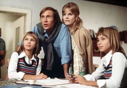 Die Zwillinge Billy und Bobby (Birgit und Bettina Westhausen) mit Alexander (Horst Janson) und Brigitte Voss "Dalli" (Heidi Br&uuml;hl). Weiteres Bildmaterial finden Sie unter www.br-foto.de.