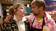 Franzi kann sich mit der Idee einer Fernbeziehung überhaupt nicht anfreunden. Dafür sind in ihrer Vergangenheit zu viele Dinge vorgefallen. Doch als Schmidti ihr beweist, dass ihre Liebe stark genug ist, willigt sie schließlich ein.