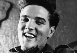 Elvis Presley, der King of Rock&acute;n Roll gilt als Draufg&auml;nger und gr&ouml;&szlig;tes Sexsymbol seiner Zeit. In Wahrheit war er sch&uuml;chtern und bevorzugte Kuschelsex.