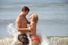 Nach und nach lernt Katie (Julianne Hough), Alex (Josh Duhamel) zu vertrauen und beginnt mit seiner Hilfe, das Leben wieder zu genie&szlig;en.