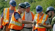 Rick Lagina (2.v.l.),  Gary Drayton (m.), Jack Begley (r.)