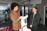 Flo (Pauline Afaja, l.) und Nina (Maria Wedig) können entspannt zusammenarbeiten.