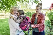 Marie (Christine Eixenberger, r.) holt bei ihrer Mutter Irene (Sakia Vester, l.) die kleine Ida (Lotta Sofie Jauch, M.) ab, die Irene während des Hochwassers betreut hatte.