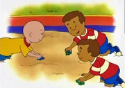 Caillou liebt es, mit seinen Freunden in der Sandkiste zu spielen.