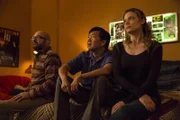 Hank (David Cross, l.) hält von seinem Vater, Hickey, nicht viel und hat diesen deswegen auch nicht eingeladen seinen Enkel kennenzulernen. Chang (Ken Jeong, M.), Britta (Gillian Jacobs, r.) und der Rest der Truppe wollen die beiden jetzt wieder zusammenbringen - mittels einer Partie "Dungeons and Dragons" ...