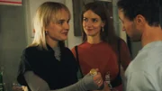 Felix (Ludwig Trepte, r.) tritt bei Tina (Luise von Finckh, l.) in ein Fettnäpfchen, aber Lena (Laura Berlin, M.) ist sofort zur Stelle.