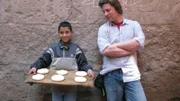 Die Serie mit Jamie Oliver ist ein einziges Abenteuer. In jeder Folge erforscht der Kult-Koch die Küche eines anderen Landes und macht dabei aufregende Entdeckungen. Zunächst lernt er in Marrakesch eine völlig andere Esskultur kennen.