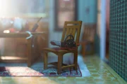 Figur einer blutigen Kettensäge im Diorama des Verdächtigen.