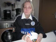 Tauschmutter Brigitte (Foto) wurde bereits mit einem Schalke-Trikot eingekleidet..