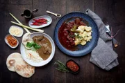 Zum Vergleich: Links Zoras Gulasch-Variante mit leichter Asia-Note und rechts Thomas' Traditionsrezept