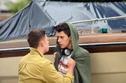 Fynn (Junis Marlon, l.) ist aufgebracht. Er will von Niklas (Noah Calvin, r.) wissen, was dieser bei der Vernehmung über Fynns Beziehungen zu der der toten Schülerin ausgesagt hat.