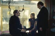 Der Fotograf Mischa hat Eva Thamm beim Schaufensterdekorieren gesehen und will sie auf der Stelle engagieren. Herr Rossmer ist von dieser Aussicht nicht gerade begeistert, denn er möchte seine tüchtige Mitarbeiterin nicht verlieren. (Martin Lüttge, Sabine Sinjen, Peter Ehrlich)