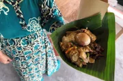 Im indonesischen Semarang bereitet Awi ein typisches Festtagsgericht aus ihrer Region zu: karamellisierte Jackfrucht.