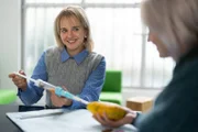 Tina (Luise von Finkch) bereut es nicht, am Papaya-Seminar teilgenommen zu haben.