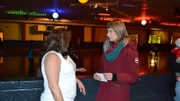Sandra Eckardt (r.) fragt in einer Skaterhalle in Newport News nach Rat. Kann Tippgeberin Cindy (l.) auf der Suche nach Ellens Vater Henry weiterhelfen?