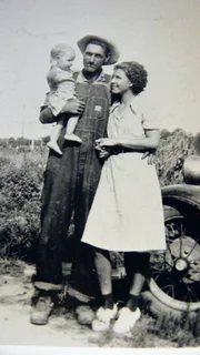Ray und Faye Copeland (Foto) wurden im Alter von 76 bzw. 69 Jahren zum Tode verurteilt. Sie hatten fünf ihrer Farmarbeiter ermordet, damit sie sie nicht entlohnen mussten. Faye Copeland wollte ihren Ehemann nicht belasten, beteuerte aber immer ihre Unschuld an den Verbrechen. Doch beide wurden vor Gericht zur Verantwortung gezogen.