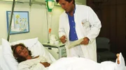 Dr. Stefan Frank (Sigmar Solbach) eröffnet der verunglückten Tänzerin Saskia Richter (Tina Plate) das Ende ihrer Karriere.