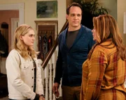 (v.l.n.r.) Taylor Otto (Meg Donnelly); Greg Otto (Diedrich Bader); Katie Otto (Katy Mixon)
