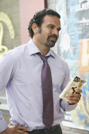 Mike wird misstrauisch, als er bemerkt, dass Susan und Carlos (Ricardo Antonio Chavira) ungewöhnlich viel Zeit miteinander verbringen ...