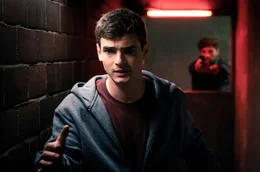 Gangsterboss Ahmed Sayed (Timur Isik, hinten) will den Zeugen Miki (Aaron Hilmer) t&ouml;ten.