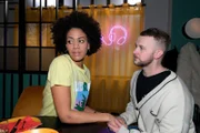 Flo (Pauline Afaja) versucht verkrampft, sich auf ihre Beziehung zu Jonas (Felix van Deventer) zu konzentrieren.