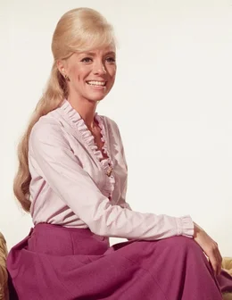 Witwe Rachel Warren (Inger Stevens) will dass Jed die M&auml;nner findet, die ihren Mann ermordet und sie vegewaltigt haben.