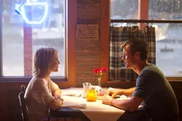 Alex (Josh Duhamel) und Katie (Julianne Hough).
