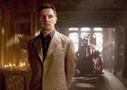 Henri Ducard (Liam Neeson, l.) und Ra's Al Ghul (Ket Watanabe) haben mit ihrer 'Gesellschaft der Schatten' Gro&szlig;es mit Gotham City vor: Sie wollen die Stadt vernichten.