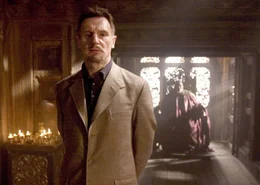 Henri Ducard (Liam Neeson, l.) und Ra's Al Ghul (Ket Watanabe) haben mit ihrer 'Gesellschaft der Schatten' Gro&szlig;es mit Gotham City vor: Sie wollen die Stadt vernichten.