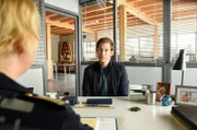 Der Lehrer Andreas Ritter (Stefan Murr, r.) bestreitet in seiner Befragung durch Nele Fehrenbach (Floriane Daniel, l.) vehement, ein engeres Verhältnis zu seiner Schülerin gehabt zu haben.