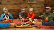 Menschen am Tisch bei der Brotzeit.