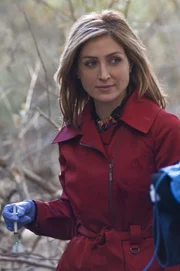 Die Frau des getöteten Mannes wird vergewaltigt und ermordet in einem Waldstück gefunden. Der Pathologin Dr. Maura Isles (Sasha Alexander) wird schnell klar, dass die Frau erst nach ihrem Tod vergewaltigt wurde.