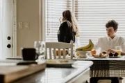 Drama Rekonstruktion: Phillip isst, während Jenna Oakley durch das Fenster schaut.