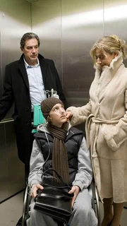 Prof. Brenner flieht mit Astrid von Deichmann und ihrem Sohn Felix.