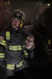 Howie "Chimney" Han (Kenneth Choi., l.); Bobby Nash (Peter Krause, r.)