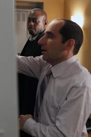Foreman (Omar Epps, li.) und Taub (Peter Jacobson) suchen im privaten Umfeld des Patienten nach Hinweisen, die auf seine schwere Erkrankung hinweisen.