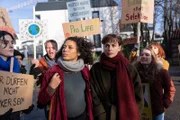 Den Gang zur Beratungsstelle hat Lena (Laura Berlin, r.) sich anders vorgestellt, doch glücklicherweise hilft ihr Zoe (Davina Donaldson, l.).