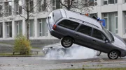 Jan Metzler flieht vor Semir, Bonrath und Herzberger quer durch die Stadt. An einer Kreuzung crasht er mit einem PKW zusammen und überschlägt sich...