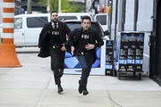 Special Agent Omar Adom 'OA' Zidan (Zeeko Zaki, l.); Special Agent Stuart Scola (John Boyd, r.)