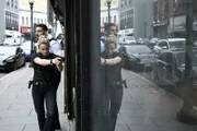 Special Agent Nina Chase (Shantel VanSanten, vorne); Special Agent Omar Adom 'OA' Zidan (Zeeko Zaki, hinten)